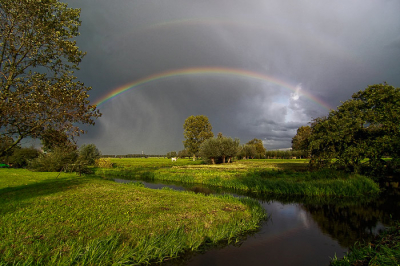 vorige week de 50D aangeschaft, had nog niet echt een goede proef foto kunnen schieten, totdat donderdag de juiste situatie zich voordeed, ik denk dat op dat moment alles precies goed was, juiste plek, juiste licht, juiste lucht, en als dessert een dubbele regenboog.