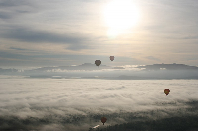 Dit plaatje is om ca. 6.30 uur genomen tijdens een heteluchtballonvaart boven de Atherton Tablelands bij Cairns.