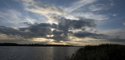 Aan het eind van de middag onstond dit plaatje. Die mocht ik niet missen vond ik zelf. Tijdens de opname bleek m'n 18-200 op 18 mm nog te weinig beeldhoek te hebben voor al dit fraais, daarom twee plaatjes geschoten. Had geen statief bij me dus uit de hand geschoten.