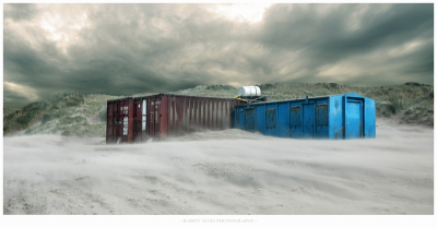 De containers staan wat centraal, maar daar heb ik bewust 
voor gekozen om het zand wat meer diepte te geven. 
En zo af en toe zijn die FOTOregeltjes* er om aan je laars te lappen ;)

Het is geen hdr. Ik heb gebruik gemaakt van ''verheldering'', een optie die in psp xII zit
waardoor je de foto een iets van een bepaald effect kunt geven.