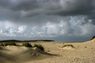 Tijdens een wandeling werden we overvallen door deze bui. Binnen 1 minuut windkracht 7 en een stort bui. Nu zaten er nog net wat mooie zonnen stralen er tussen door.