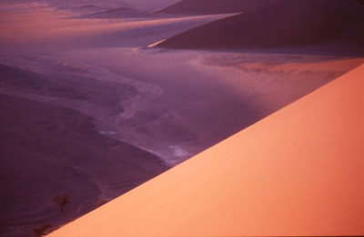 Bij zonsopgang. Het is moeilijk om een lelijke foto te maken in de fotogenieke omgeving van Sossuslvei in Namibie. De ene is nog mooier dan de andere, toch heeft deze foto een andere sfeer die je niet vaak ziet op foto's uit dit gebied.