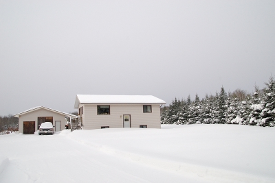 Hierbij dan een foto van mijn huis.
In de winter met sneeuw .
Aan de auto te zien dat het vanmorgen weer een paar centimeter gesneeuwd heeft.