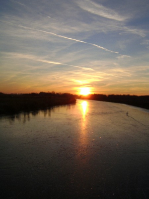 ik was aan het schaatse en had mijn fototoestel bij me en de zon was zo mooi dat ik een foto maakte