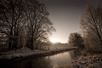 090109 | 0640u  De nacht was zo prachtig! Ik was vanaf een uur of 2 klaarwakker. Ben er maar uitgegaan om te fotograferen. Vanaf statief en dan 30 seconden open laten staan... Ik moest me beheersen om niet door de nacht heen te gaan staan juichen! 

De maan vermomd als zon. Dit zie je met blote oog nooit, onmogelijk. Dat vind ik het mooie van fotograferen; dingen zichtbaar maken! 

groeten
Arno