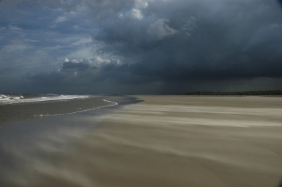 In afwachting van nieuwe fotomomenten eentje uit de oude doos van het Terschellingerstrand op een stormachtige donkere middag met woeste luchten, afwaaiende schuimkoppen en  grillige zandslierten tot gevolg. Heerlijk Waddenweer en ideaal voor een plaatje.