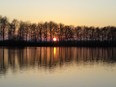 Wandeling langs het water. Zag de zon ondergaan aan de overkant.