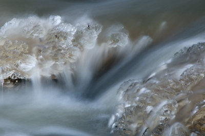 Ook op die paar keien van een vistrapje in de beerze vond het ijs uiteindelijk houvast. 
Zoals wel vaker met onze natuur: als je maar flink inzoomt lijkt het nog wat ...