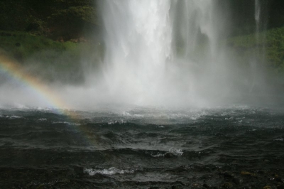 Een hele kunst om aan de voet van deze waterval te komen. Drassige grond en veel vernevelend water.