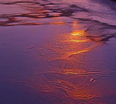Een in het ijs reflecterende lucht geeft droombeelden.