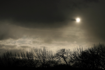 Een stevige hagelbui is onderweg en de zon probeert zich door de dikke bewolking heen te branden.