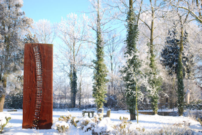 In een park zag ik dit kustwerk staan en vond het goed afsteken in de sneeuw.
