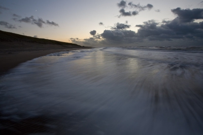 Br het was wat ze noemen waterkoud met een briees uit het noorden.. De opnamen zijn gemaakt met sttief in het water en steeds vanaf het droge (had geen laarzen aan) toe te kijken hoe de zelfontspanner zijn werk deed terwijl het water 30 cm het zand onder het statief vandaan probeerde te spoelen.