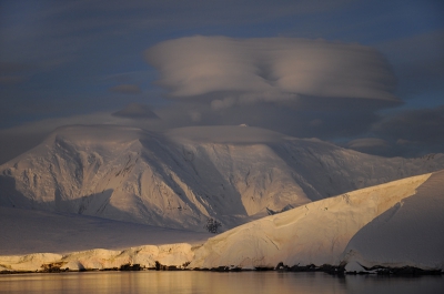 De Antarctische nacht geeft een speciale lichtval op Mt. Francais, waarom zich lensvormige wolken hebben verzameld. Voor meer foto's van mijn Antarctica zeilreis zie: <a href="http://home.hetnet.nl/~jfzt22/" target="_blank">