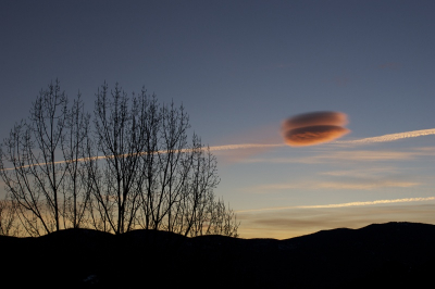 18:43 h s'avonds op ons terras. Na een dag met veel wind, ��n enkele altocumulus lenticularis bleef zichtbaar in het avondlicht. De foto is genomen op het moment van grootste kleur-intensiteit van de AcL wolk.
