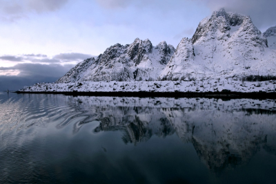 Weinig tijd om nieuwe foto's te maken, dus geniet ik nog na van mijn Lofoten reis in dec. '08.
Hier is het water 4 meter diep, het schip 'De Noorderlicht' reikt 3,5 meter diep. Het water golft daardoor een beetje.