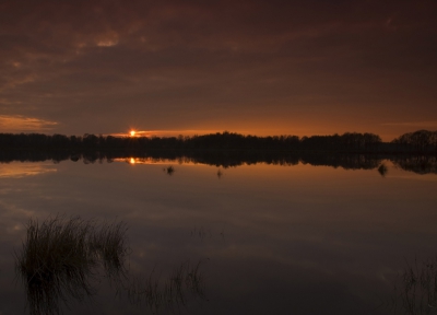Vlak voor de zonsondergang aan een ven in Trimunt staan fotograferen. De wolken en de kleuren zorgen voor een fijne sfeer.