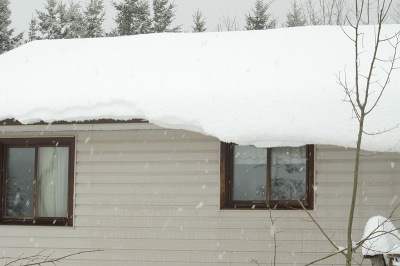 50 cm sneeuw gevallen.
Hier hangt de sneeuw rechts nog over het dak links is er al een stuk afgevallen.
Een paar dagen eerder was het dak net sneeuwvrij geworden.