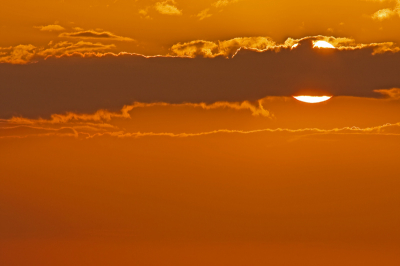 Ondergaande zon met telelens. Vanaf statief met draadontspanner.