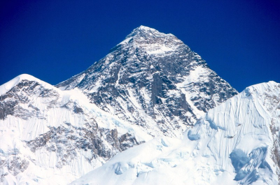 Het dak van de wereld. Gefotografeerd vanaf de berg Kalapattar (5545m), n van de vele spectaculaire uitzichtpunten die Nepal rijk is.
Gescande dia. Canon Eos 650 met 35-105 zoom.