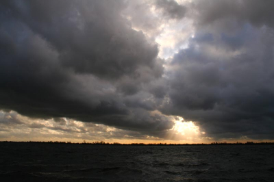 het was vanmiddag een angstaanjagend wolkenspel en
het bleef iedere keer net aan droog