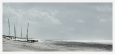 Er was op dat moment veel wind aanwezig waardoor er opstuivend zand te zien was. Met de zeilboten op het strand vond ik dit een erg mooi moment om dit vast te leggen.