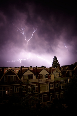 Gisteren vanaf mijn balkon foto's gemaakt van de bliksem. Was in het begin nog knap lastig om door te krijgen wat voor een instelling het beste werkte, gelukkig ging de wolk maar traag over waardoor ik de tijd had om te ontdekken. 

Alle opbouwende kritiek is welkom!

MVG, michiel