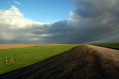 Zonlicht van achteren, en een stevige bui van voren. Ik stond op de dijk en hoefde alleen nog maar de ontspanknop in te drukken