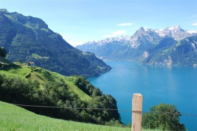 Een schitterende heldere dag voor een wandeling langs het meer (het Swiss Path). De bergen staken mooi af tegen de blauwe lucht. Prachtige omgeving!