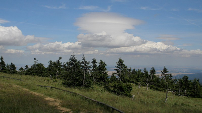 een mooi uitzicht had je op de Brocken  in de harz , de Brocken is de hoogste berg van oost-Duitsland  , je moet er meet een treintje mee naar boven of lopen  , hier een foto boven op de Brocken