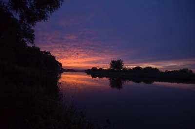 In de ochtend stond ik om 4 uur op. Daardoor kon ik prachtige beelden maken van de zonsopkomst. Ik had specifiek naar een plak gezocht waar de rivier een bocht maakte en waar de zon op kwam. Zo kon ik de schitterende lucht fotograferen, mat een prachtige spiegeling in het water.