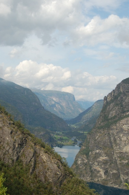 Op een heldere dag besloten we om de bergen in te rijden om eens goed te kunnen genieten van de uitzichten nabij Laerdal.