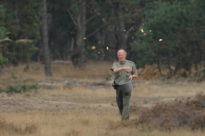 En zo gaat dat met die Edelherten. Ik was vroeg aanwezig en dacht dat ze tegen de avond op natuurklijke wijze uit de dekking zouden komen. Zoals hier is te zien worden ze daarbij een handje geholpen.

Geeft niets. Het blijft mooi, Iedereen blijft keurig op de aangewezen plaatsen en de Edelherten kunnen de hele dag hun gang gaan. Wat is dan beter. Dat iedereen zelf een plekje gaat zoeken .............

.