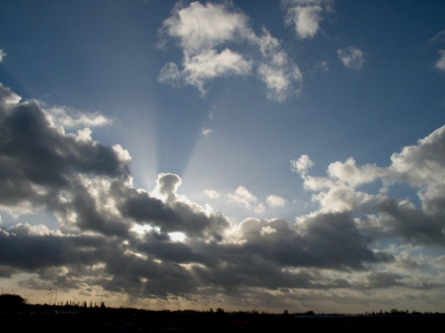 Was even beetje rondrijden, en zag de zon wegduiken dacht even dat hij mislukt was maar toen ik de foto op het scherm zag zag pas werkelijk dat het een schaduw van de zon was
