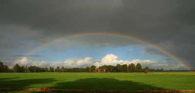 Ik ging onder een boom schuilen voor een bui die overtrok. Toen de zon weer doorbrak zou ik verder fietsen maar opeens zag ik het beginsel van een regenboog. Na een paar minuten kon ik deze foto maken.