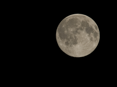 Ik heb gisteren voor het eerst geprobeerd de maan op de foto te krijgen. Het was de hele dag bewolkt, maar 
's nachts klaarde het even op. Ik vind zelf dat er al aardig wat details zichtbaar zijn, maar vraag me af of het nog beter kan. Hebben jullie tips voor het fotograferen van de maan? Wil het vanavond weer proberen.