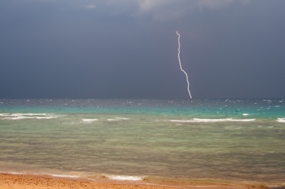 Het was een prachtige dag, en opeens stak er een windje op. In no-time was de lucht dichtgepakt en begon het gedonder. Snel onderdak gezocht en de camera tevoorschijn gehaald, en wachten....Een reeks foto's kunnen maken, en een aantal waren er raak!