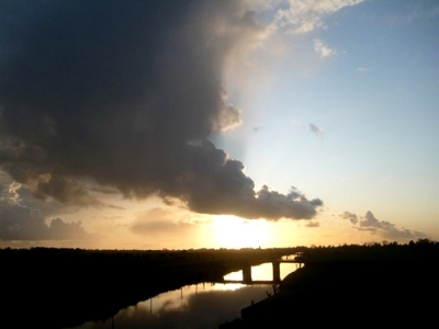 Terwijl de laatste resten wolken verdwijnen, de wind is gaan liggen, wat aan het water te zien is, komt de zon tevoorschijn.