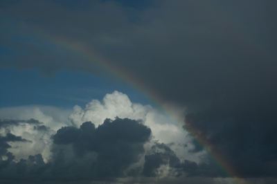 Ik stond in de regen, de zon scheen en dan kan je een regenboog verwachten.
