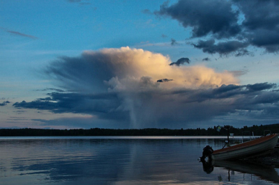 Een prachtig voorbeeld van een bui met een fraai ontwikkelde aambeeldwolk, die uitsneeuwt. Ik stond om een uur of tien avonds aan de oever van een klein meer in Midden-Zweden bij een temp van 5 graden met even later natte sneeuw.En dat in midden-juni. Maar te mooi om zomaar te laten passeren.