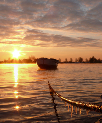 Het is genieten buiten. Maar het was wel erg koud om bij zonsopkomst met -9 plat op je buik op een krib te liggen. Hopelijk bevat deze foto niet teveel culturele elementen.