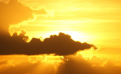 Zoals ik gisteren ook schreef, ik hou van lucht en wolken. Iedere dag weer uniek en prachtig. Ik blijf me verbazen over de hoeveelheid kleuren die mogelijk zijn in de lucht. Dit keer was het prachtgeel dat overheerste.